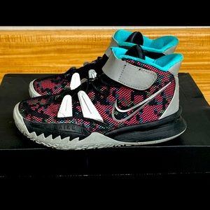 Nike Kyrie 7 PS ‘Pixel Camo’ Black/Light Smoke SIZE 1.5Y NICE